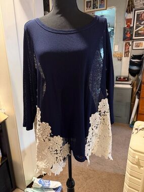 Umgee Navy Tunic with Cream eyelet Floral Lace Hem Sz L